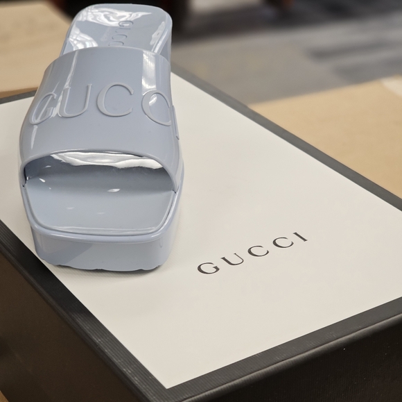 GUCCI Rubber Logo Platform Slide Sandal - Picture 3 of 6